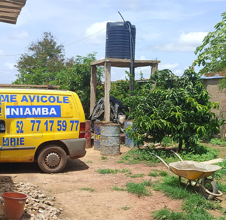 Ferme Avicole Baniamba et véhicule de transport à Dio Gare